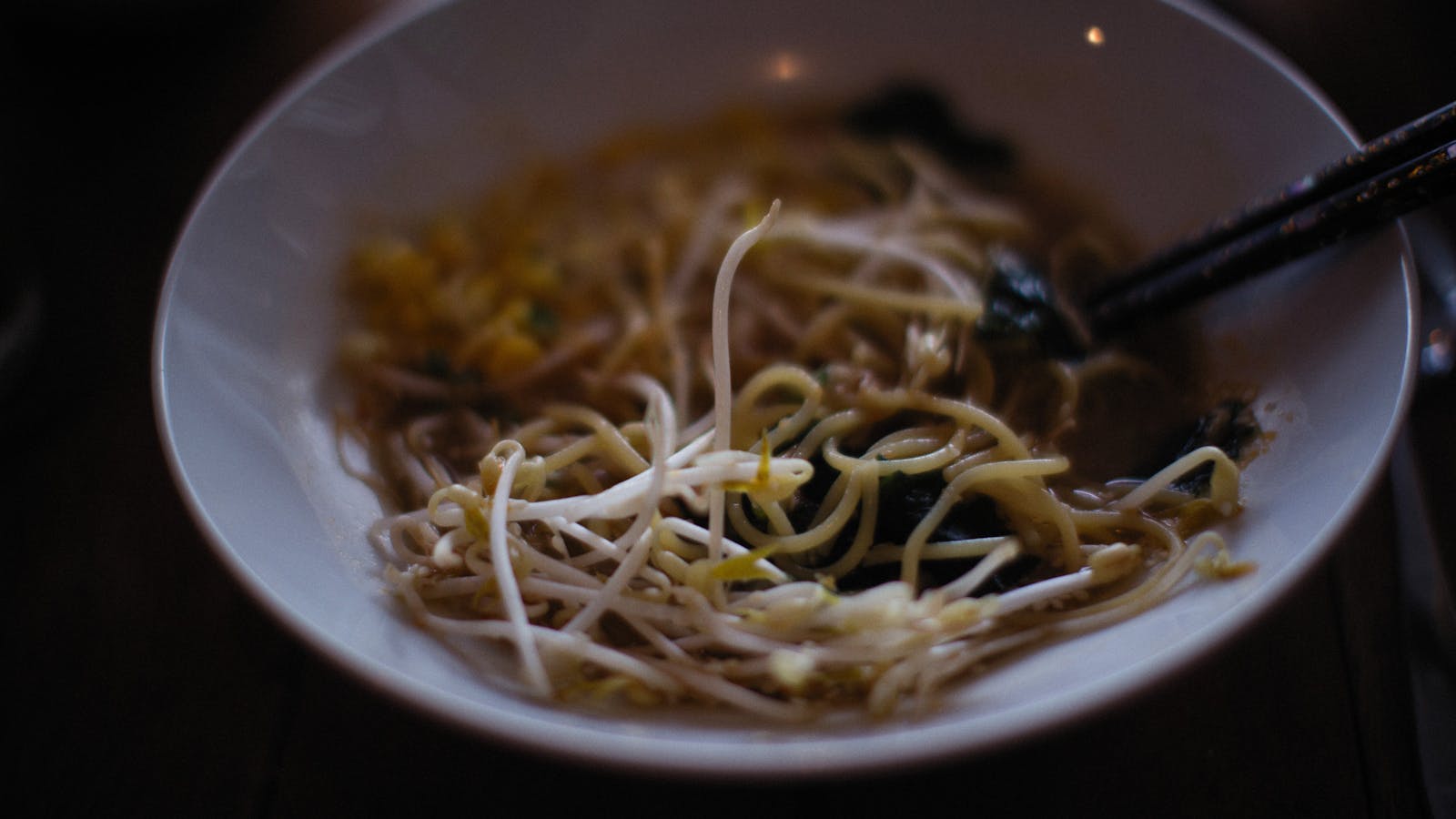 Bowl of Vietnamese noodle soup with broth and herbs, similar in style to bún kèn Phú Quốc