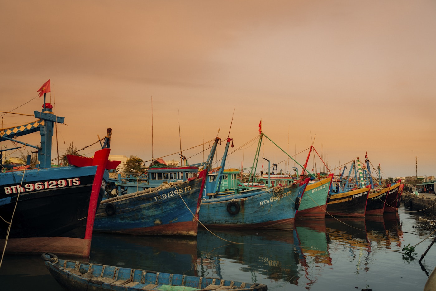 A traditional Vietnamese fishing boat on the water, like the ones that bring in the herring for gỏi cá trích