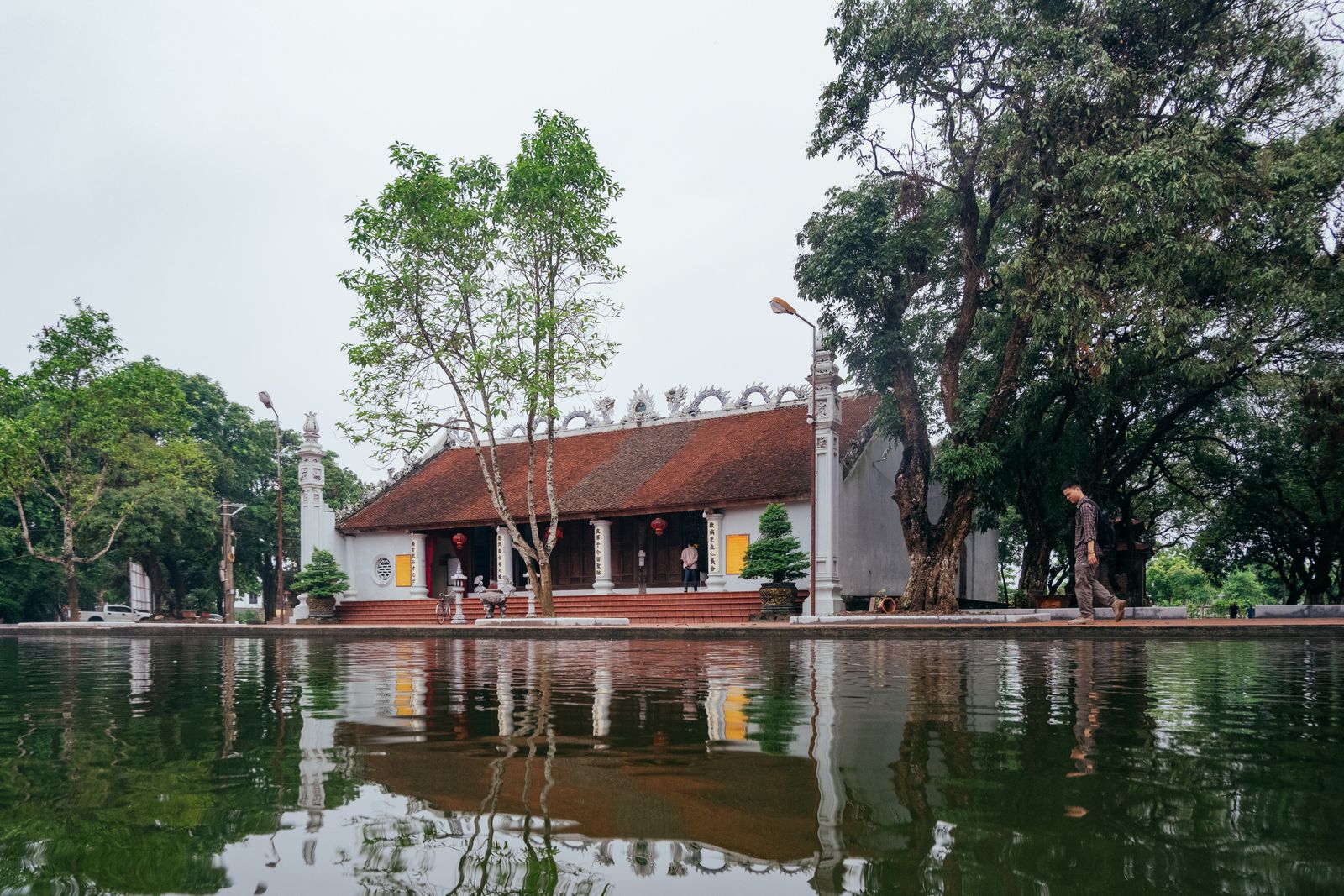 Ngôi chùa Phật giáo Việt Nam cổ kính bên hồ nước tĩnh lặng, bao quanh bởi cây cổ thụ — cùng bầu không khí thiền tịnh đó chờ bạn ở Thiền Viện Trúc Lâm Hộ Quốc, Phú Quốc