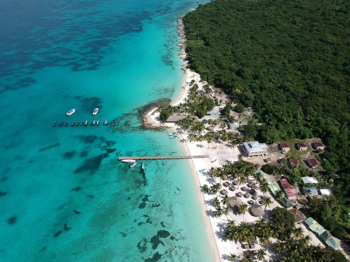 Aerial view of a tropical archipelago with boats, like the An Thới islands the Hòn Thơm cable car crosses