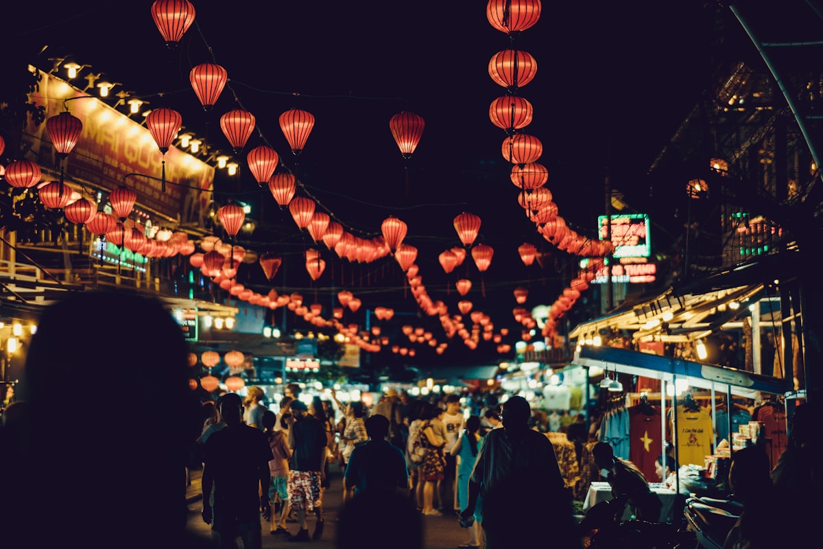 Đèn lồng và sạp ăn ở chợ đêm Sunset Town Phú Quốc